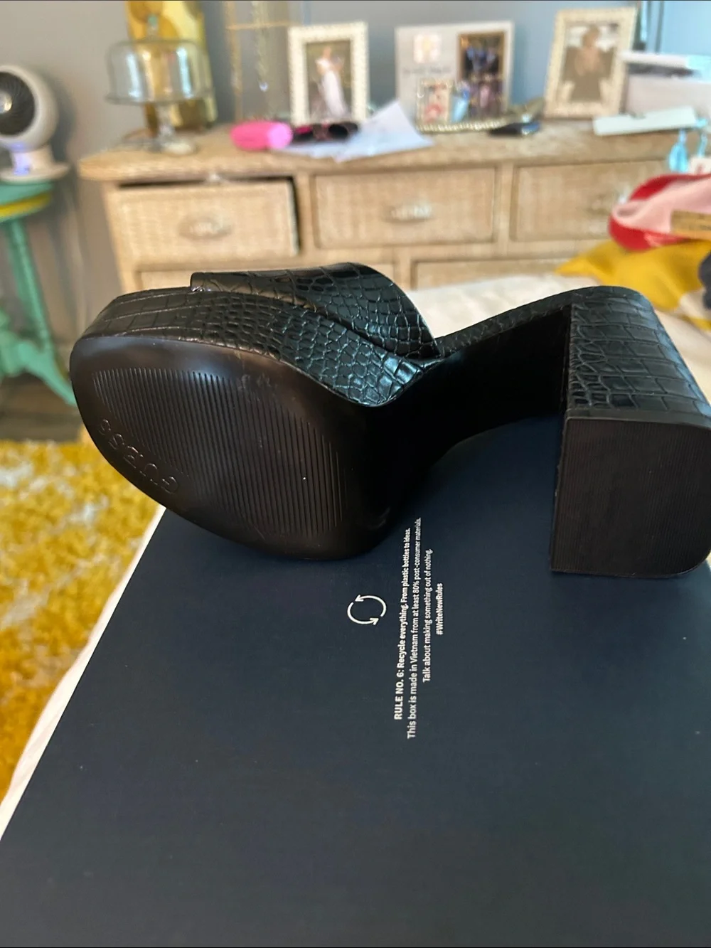 GUESS Black Croc-Embossed Platform Slide Heels NWOB